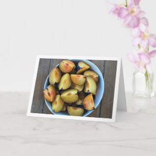 Carte Bol de fruits de prunier tranchés sur une table en