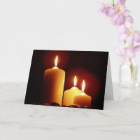 Bougies lumineuses avec une lueur rouge, paisible
