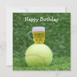 Carte Boule de tennis avec bière sur l'herbe verte anniv