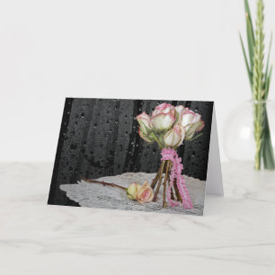 Carte bouquet de rose sur doily avec gouttes de pluie