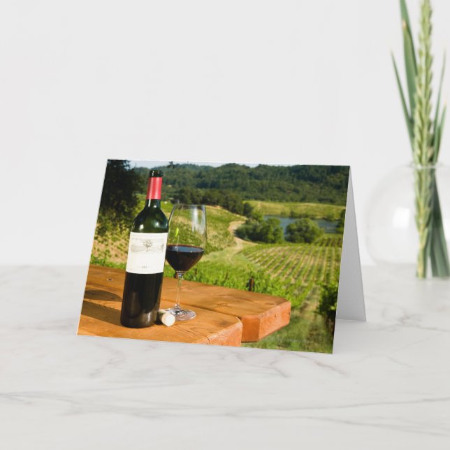 Carte Bouteille de vin rouge et de verre sur la table (Devant)