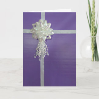 Carte cadeau d'anniversaire violet enveloppé