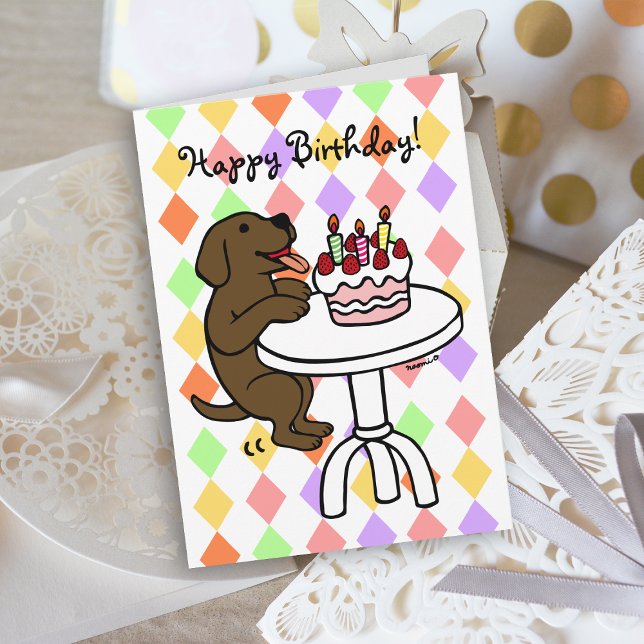 Carte Caricature du Labrador au chocolat au gâteau d'ann (Birthday Cake Chocolate Labrador Cartoon Birthday Card with colorful background for dog lovers.)