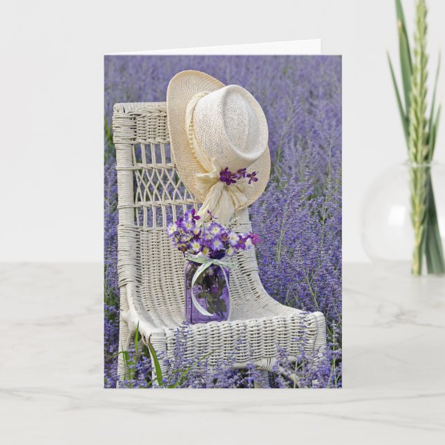 Carte Casquette sur une chaise sur le terrain (Devant)