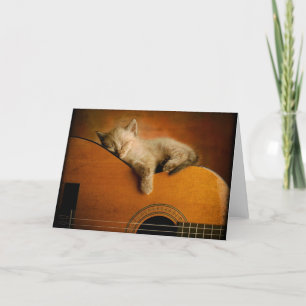 Carte Chat dormant sur la guitare