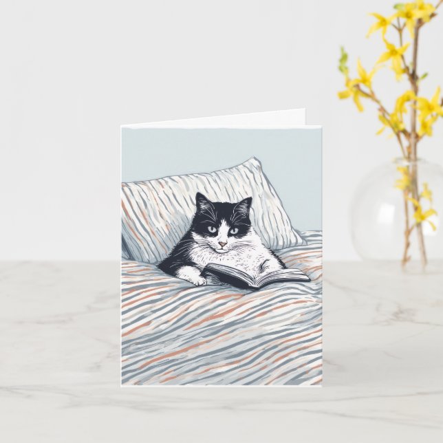 Carte chat lisant au lit (Fleur jaune)