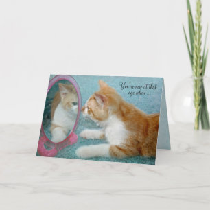 Carte chat tigré d'anniversaire regardant dans le miroir