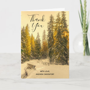 Carte Chemin enneigé d'hiver avec des pins Merci