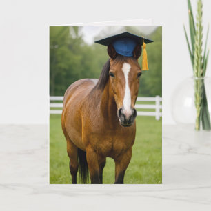 Carte Cheval portant une casquette de graduation bleue