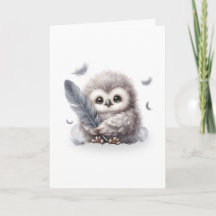 Chouette ronde adorable tenant un blanc de plume