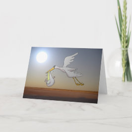 Carte cigogne blanche volant dans le ciel nocturne et la