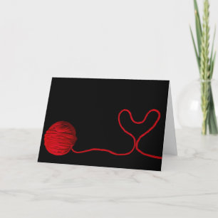 Carte coeur rouge de fil sur le noir