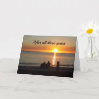 Couple Asseyez-Vous Sur La Plage Au coucher Du Sol