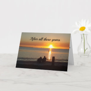 Carte Couple Asseyez-Vous Sur La Plage Au coucher Du Sol