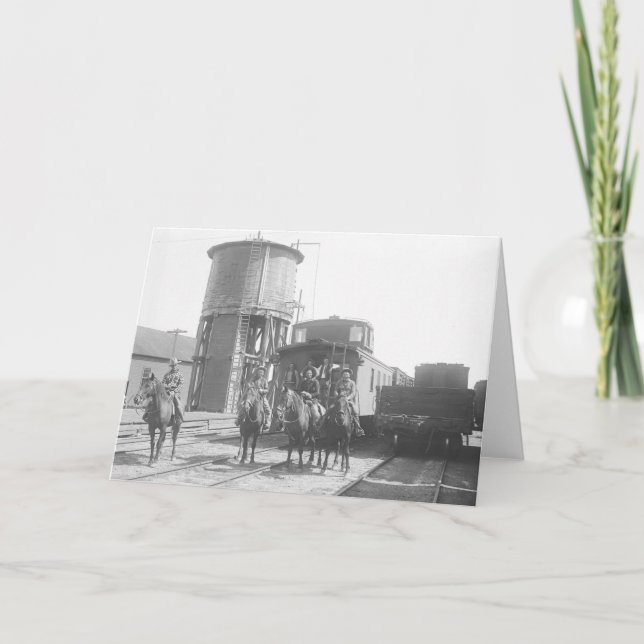 Carte Cowboys sur des chevaux posant devant un train (Devant)