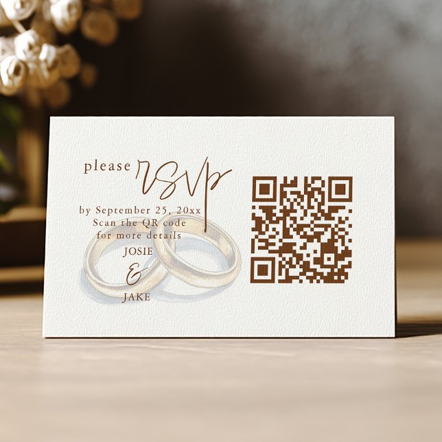 Carte D'accompagnement Anneaux de mariage rustiques Code QR RSVP (Elegant RSVP card with gold rings illustration, brown script, and QR code.)