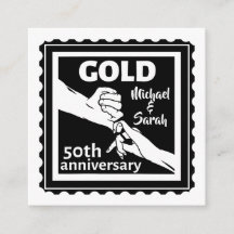 Anniversaire du mariage d'or tenant la main 50e