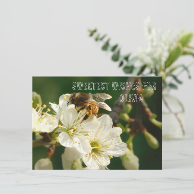 Carte D'accompagnement Bee & Blossom | Personalized Name Greeting Car (Debout devant)