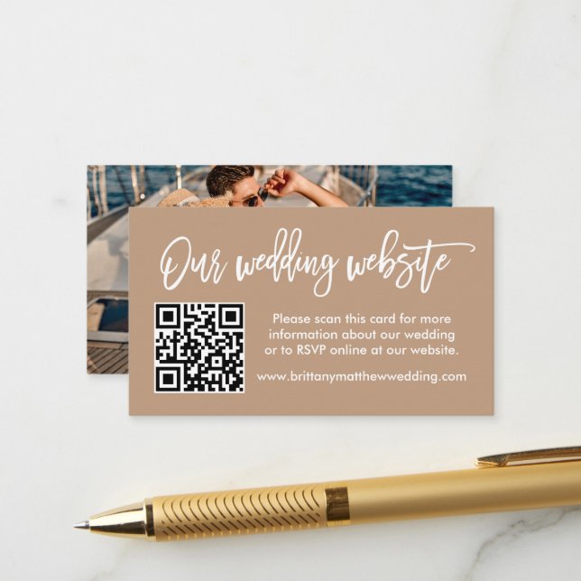Carte D'accompagnement Brush Script Mariage Site Web QR Photo Taupe (Devant/Arrière en situation)