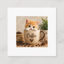 Charme de chaton dans une tasse de café