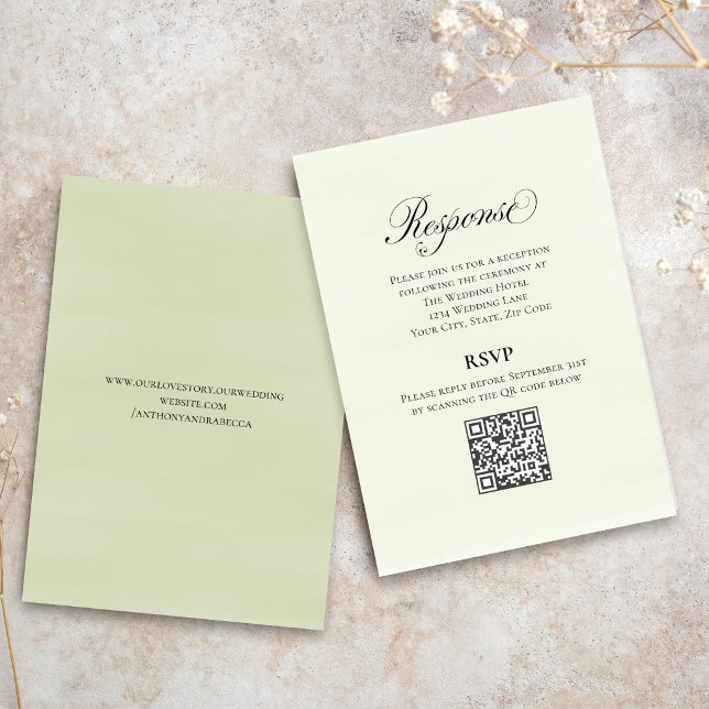 Carte D'accompagnement Code QR RSVP Élégant Mariage Vert Script (Elegant greenery script RSVP with QR code for easy online guest responses.)