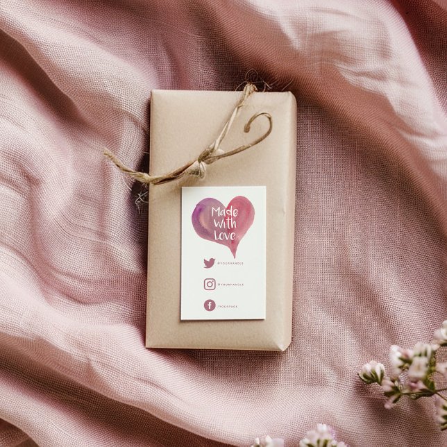 Carte D'accompagnement Coeur d'aquarelle rose, fait d'amour liens sociaux (Handmade gift wrapped in kraft paper with twine, featuring a ‘Made with Love’ tag with social media)