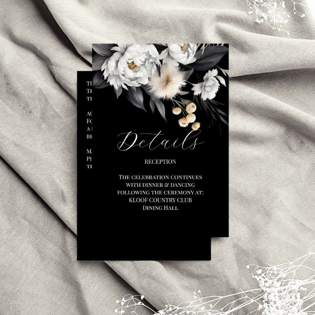 Carte D'accompagnement Détails de l'élégante mariage en bois noir et blan (Black and white elegant boho wedding details enclosure card white peonies black background wedding)