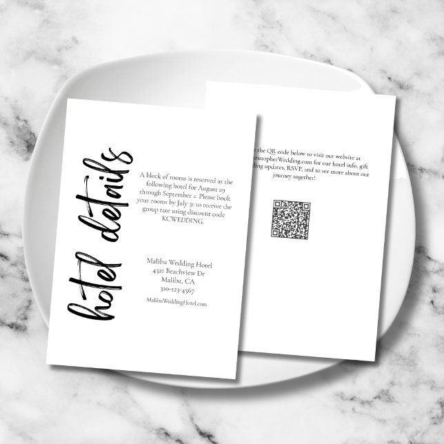Carte D'accompagnement Élégant Gras Script noir blanc Mariage Hotel (Elegant Bold Script Black and White Wedding Hotel Details Enclosure Card with QR Code.)