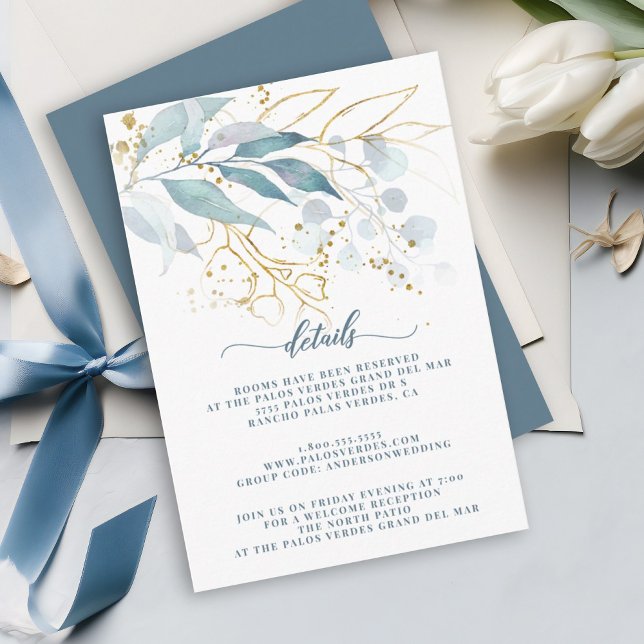 Carte D'accompagnement Elégante aquarelle Dusty Blue Gold Détails floraux (Dusty blue greenery and gold outline elegant design on this details card.)