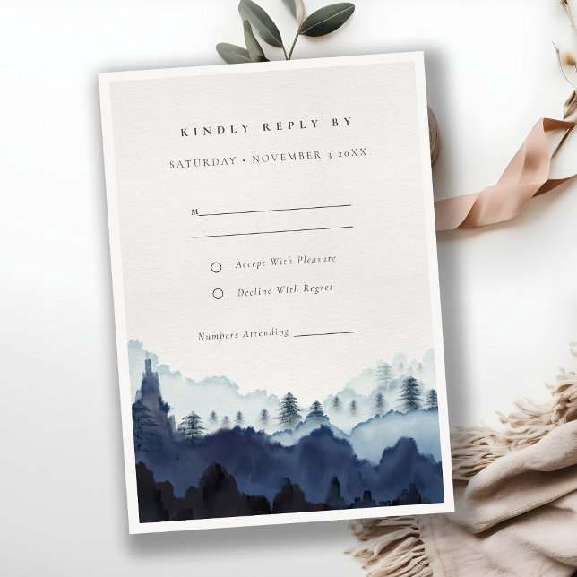 Carte D'accompagnement Encre bleu marine Pine Woods Mountain Wedding RSVP (Créateur téléchargé)