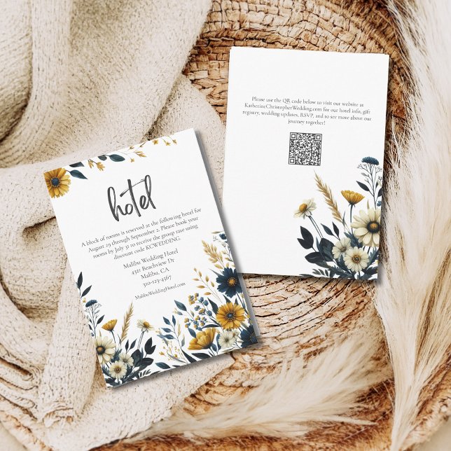 Carte D'accompagnement Fleurs sauvages jaunes bleues Mariage formel Hôtel (Wedding Hotel Details with Yellow and Dark Blue Wildflowers and QR Code for Wedding Website.)
