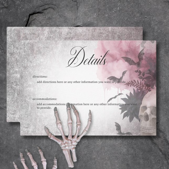 Carte D'accompagnement Gothique Noir & Bourgogne Détails du crâne et de l (Gothic Black & Burgundy Skull & Bats Wedding Details Card)