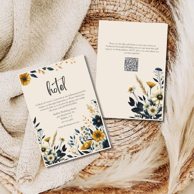 Carte D'accompagnement Hôtel de Mariage de style fleur sauvage beige (Watercolor Wildflowers Elegant Wedding Hotel Enclosure Card with Blue & Yellow Wildflowers, QR Code.)