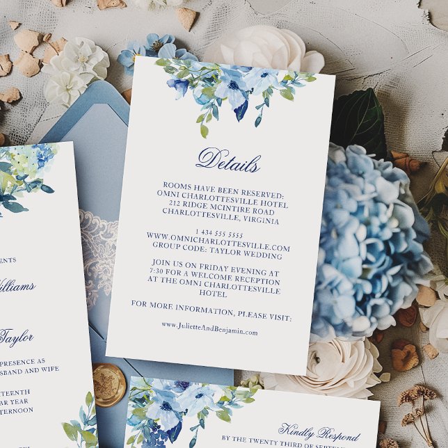 Carte D'accompagnement Juliette Dusty Blue Flowers Détails du Mariage (This floral details card features dusty blue and navy flowers)