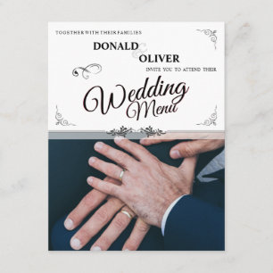 Carte D'accompagnement Mains d'un couple gay de mariage avec des anneaux