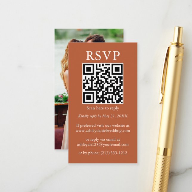 Carte D'accompagnement Minimaliste simple Mariage QR photo en terre cuite (Devant/Arrière en situation)