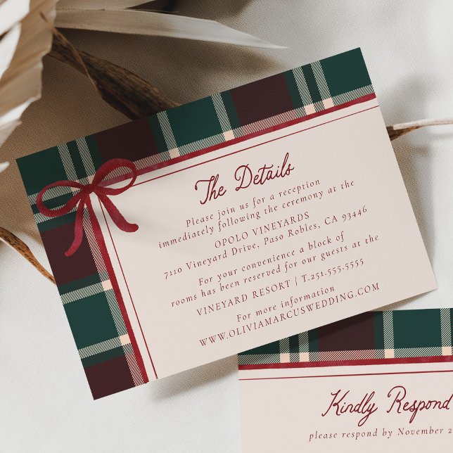 Carte D'accompagnement Noeud de mariage de Noël Bordeaux et vert foncé à  (Burgundy green plaid Christmas wedding details card with red bow, classic winter info card.)