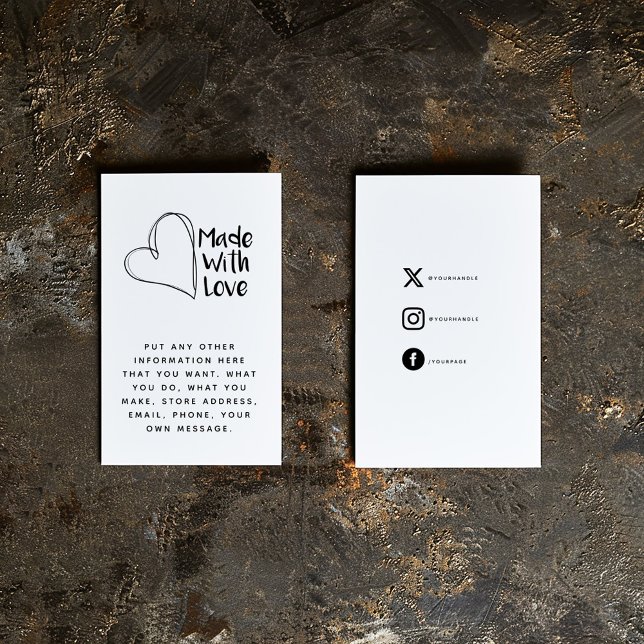 Carte D'accompagnement Noir et blanc. Fabriqué avec amour coeur liens soc (Minimalist ‘Made With Love’ business insert card with a heart illustration and social media details)