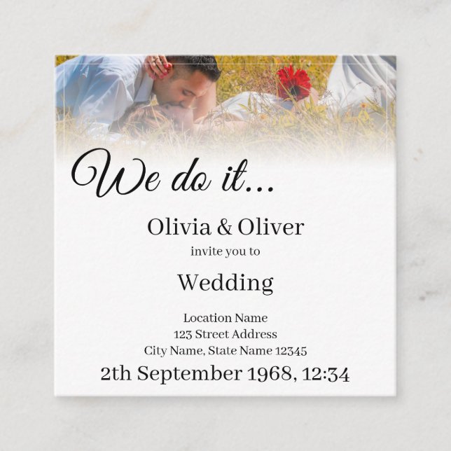 Carte D'accompagnement Nous le faisons - Embrasser un couple sur un pré (Devant)