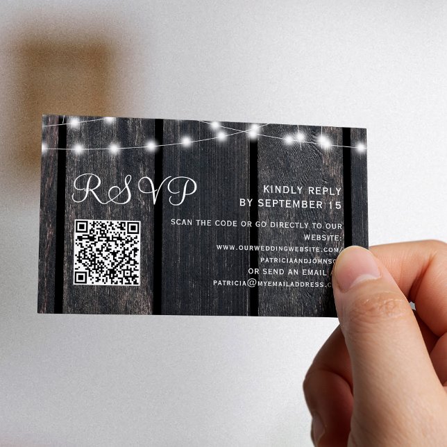 Carte D'accompagnement Rustic barn wood string lights wedding QR RSVP (Créateur téléchargé)