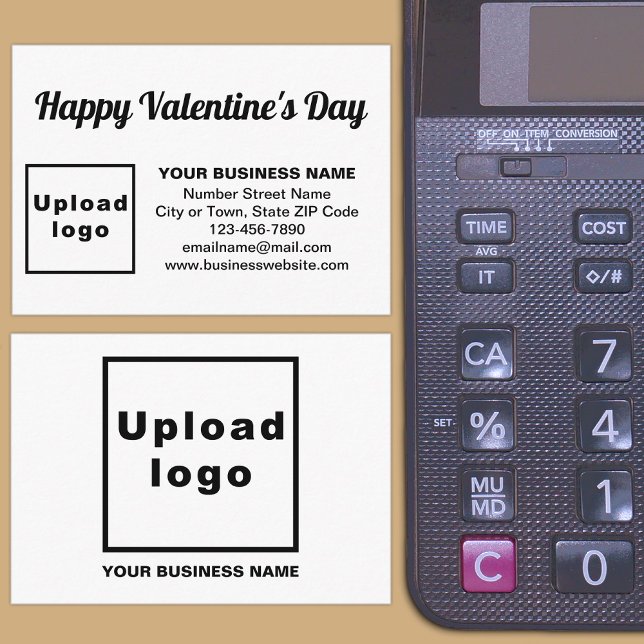 Carte D'accompagnement Salutation de Saint-Valentin d'affaires sur blanc (Front and back sides of business Valentine white enclosure card on store desk.)