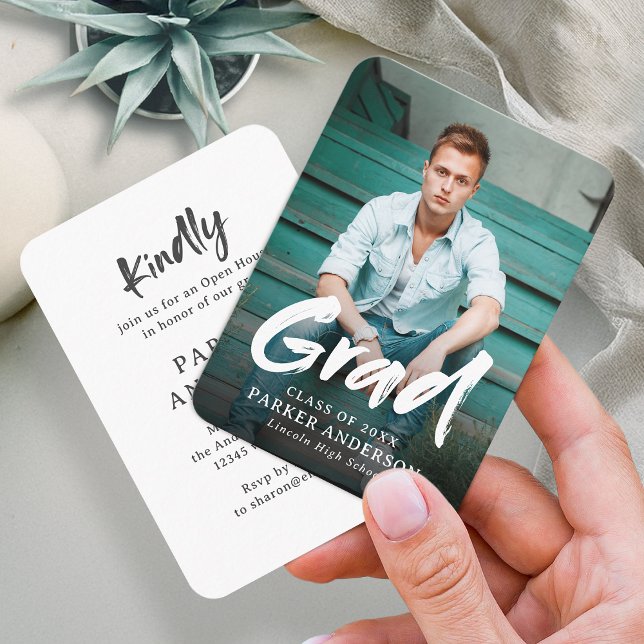 Carte D'accompagnement Script de pinceau moderne Photo Graduation Invitat (Modern Brush Script Photo Graduation Invitation)