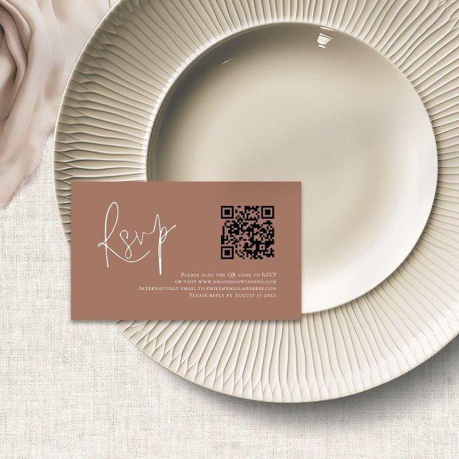 Carte D'accompagnement Script moderne QR Code Soft Mariage Brown RSVP (Créateur téléchargé)