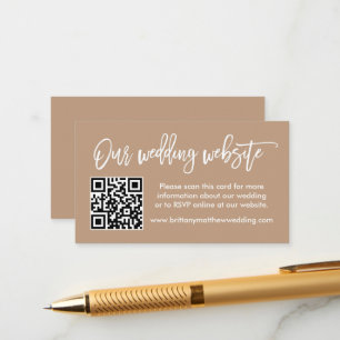 Carte D'accompagnement Site Mariage de script de brosse moderne QR Taupe
