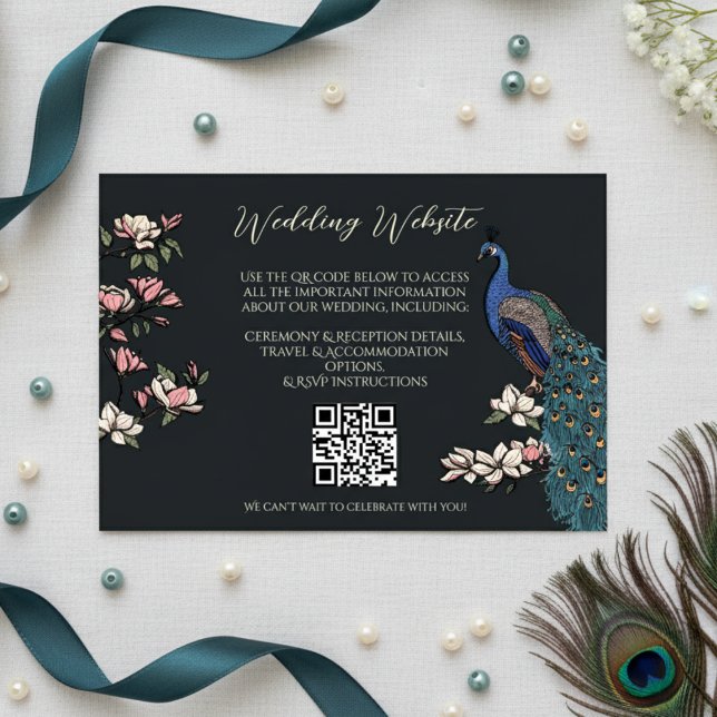 Carte D'accompagnement Site Web moderne Black Blue Peacock QR Code (Peacock Wedding Wedding Website or RSVP Cards. QR Code. Chic Floral Teal Peacock & Magnolia Flowers)