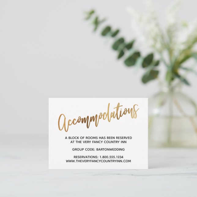 Carte D'accompagnement Typographie d'or minimal Faux Mariage Hébergement (Debout devant)