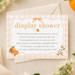 Carte D'accompagnement Une exposition de douche à carreaux orange avec un