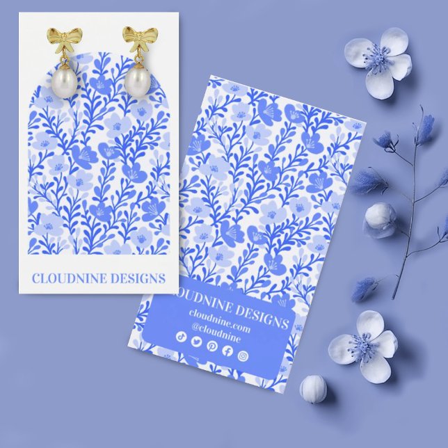 Carte d'affichage de bijoux à arche florale bleu (Floral arch in soft blue colors earring display cards with social media icons)