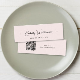 Carte d'affichage rose à l'appui du code QR de scr