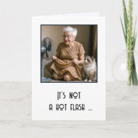Dame âgée d'anniversaire se rafraîchissant avec un